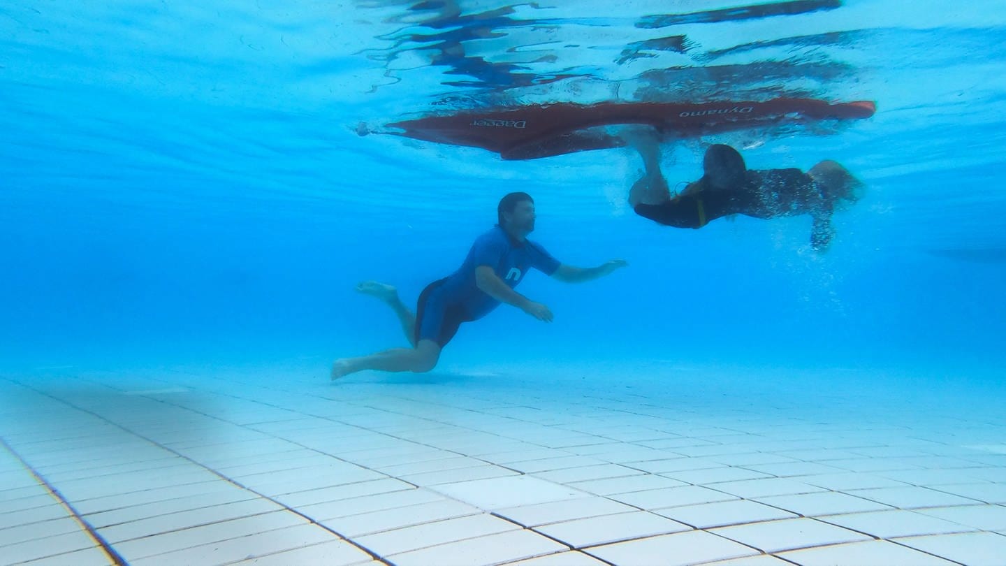 Unterwasseraufnahme mit Kajak und zwei Personen. (Foto: SWR)