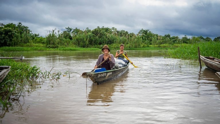 Zwei Frauen in einem Kanu auf dem Amazonas. (Foto: SWR)