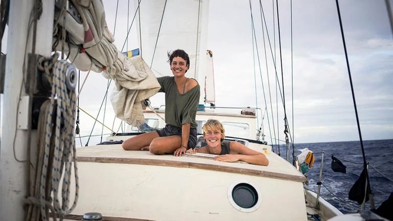 Zwei Frauen auf einem Segelboot. (Foto: SWR)