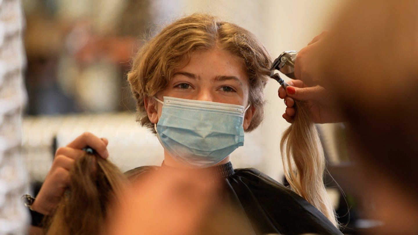 13-jähriger Junge bekommt im Friseursalon die Haare abrasiert (Foto: SWR)