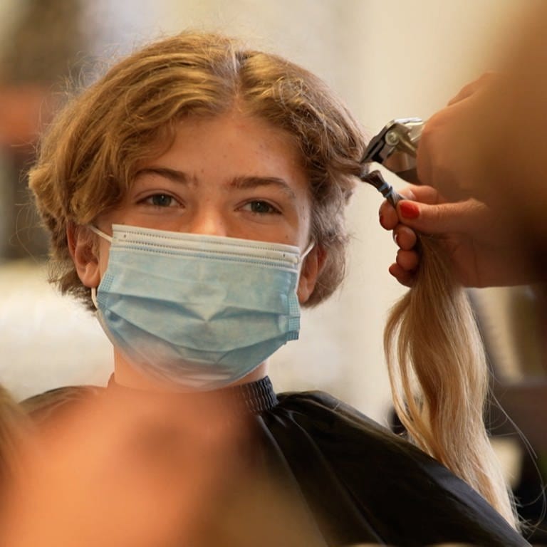13-jähriger Junge bekommt im Friseursalon die Haare abrasiert (Foto: SWR)