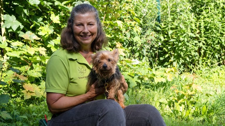 Inge Wanken, Leiterin des Tierschutzvereins in Trier mit einem kleinen Hund auf dem Schoß.