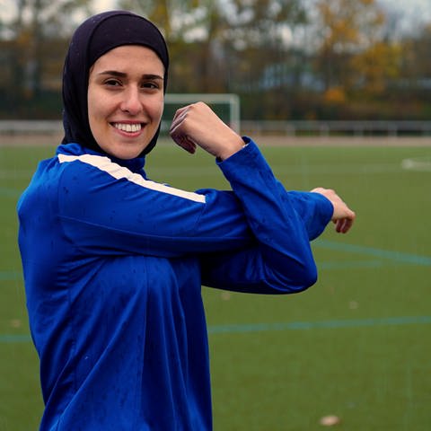Junge muslimische Sportlerin auf Sportplatz (Foto: SWR)
