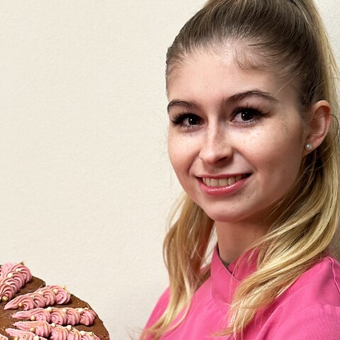 Junge Frau mit blonden Haaren hat Torte in der Hand. (Foto: SWR)