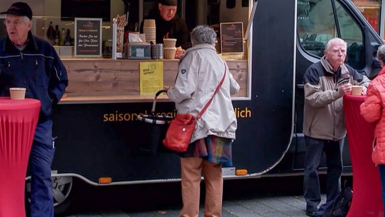 Frau kauft Suppe am Food-Truck (Foto: SWR)