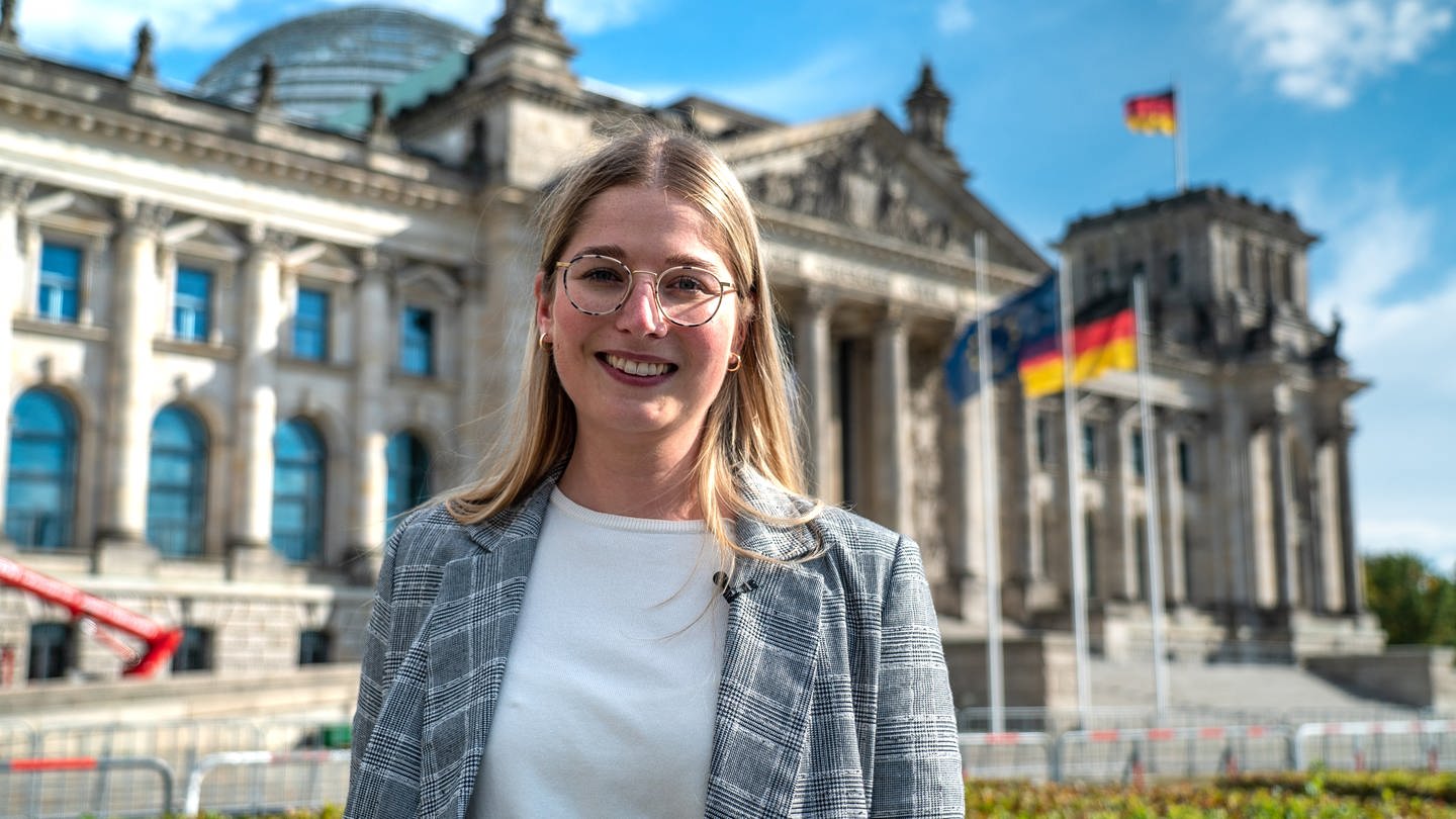 Junge Frau vor Reichstagsgebäude. (Foto: SWR)