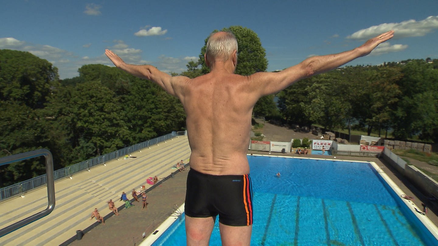 Mit 76 Jahren springt Jürgen Hemsbach kopfüber vom 10-Meter-Brett (Foto: SWR)
