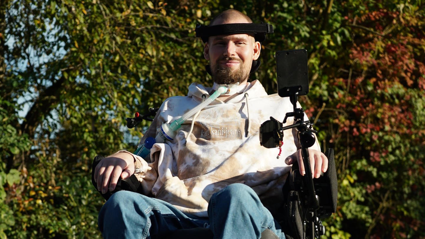 Jan Böhm sitzt nach einer Infektion mit Rattenbiss-Fieber im Rollstuhl (Foto: SWR)