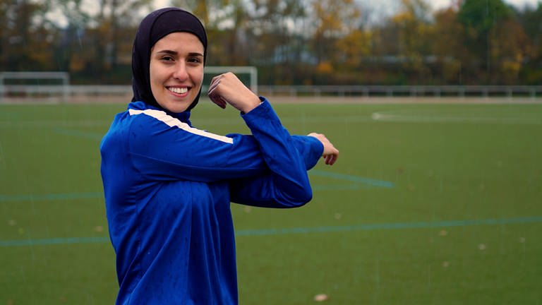 Junge muslimische Sportlerin auf Sportplatz