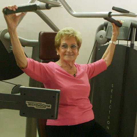 Lore Straßner stemmt mit 90 Jahren noch Gewichte im Fitnessstudio Ludwigshafen (Foto: SWR)