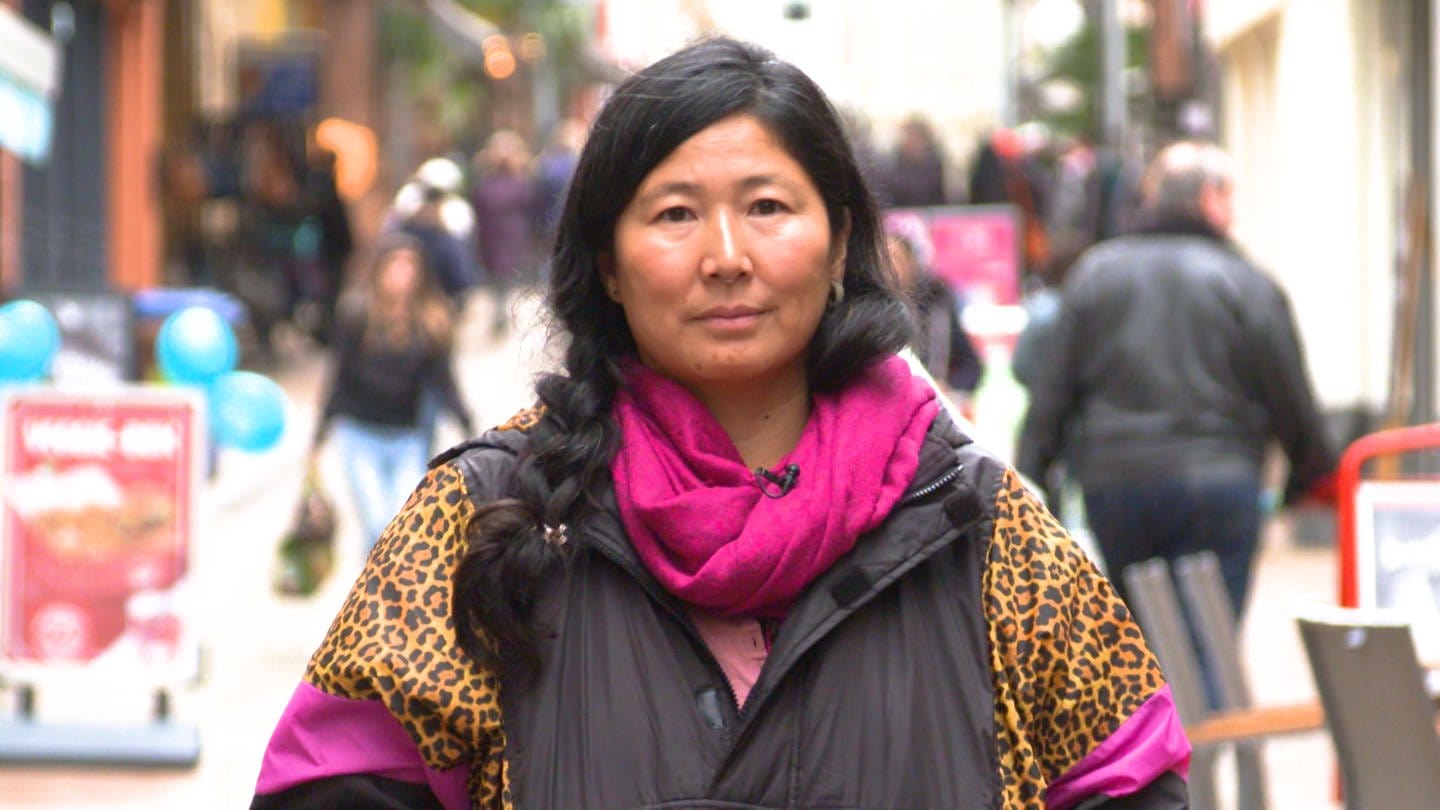 Junge asiatische Frau in Fußgängerzone (Foto: SWR)