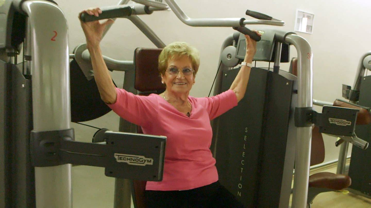 Lore Straßner stemmt mit 90 Jahren noch Gewichte im Fitnessstudio Ludwigshafen (Foto: SWR)