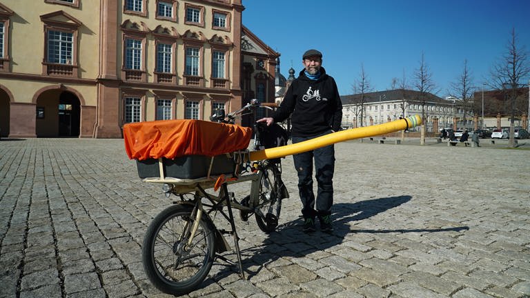 Wolfgang mit seinem Lastenrad vor dem Mannheimer Schloss (Foto: SWR)