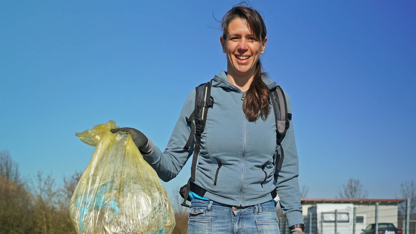 Frau mit mehreren vollen Plastiksäcken. Einen hält sie in der Hand. (Foto: SWR)