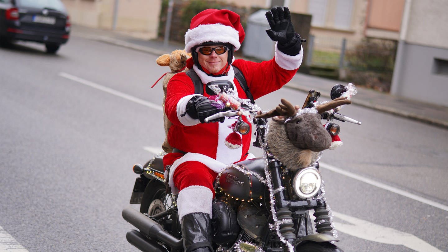 Patrick Kuntz fährt in seinem Nikolauskostüm auf seiner Harley Davidson über die Straßen. (Foto: SWR)