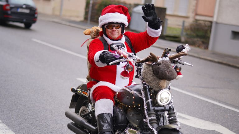 Patrick Kuntz fährt in seinem Nikolauskostüm auf seiner Harley Davidson über die Straßen.  (Foto: SWR)