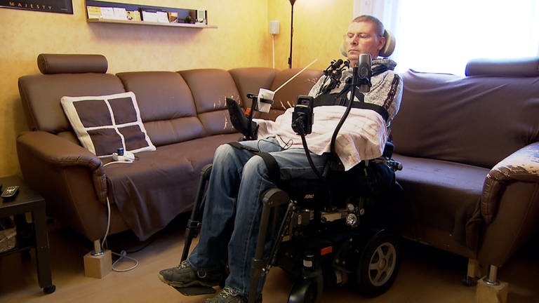 Harald Mayer sitzt in einem elektrischen Rollstuhl. (Foto: SWR)