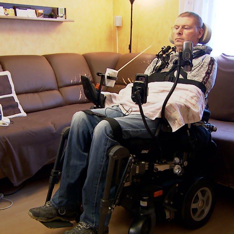 Harald Mayer sitzt in einem elektrischen Rollstuhl. (Foto: SWR)