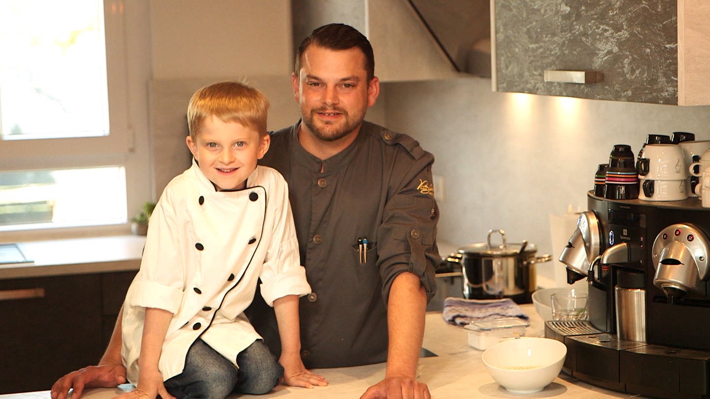„Viele Eltern wissen nicht mehr, was sie mit ihren Kindern machen sollen. Warum nicht zusammen kochen?“ Berufskoch Martin hat einen YouTube-Kanal, auf dem er mit seinem Sohn kocht. (Foto: SWR)