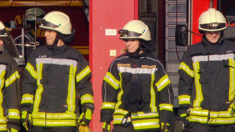 Feuerwehrfrau Selina beim Laufen neben ihren Kollegen  (Foto: SWR)