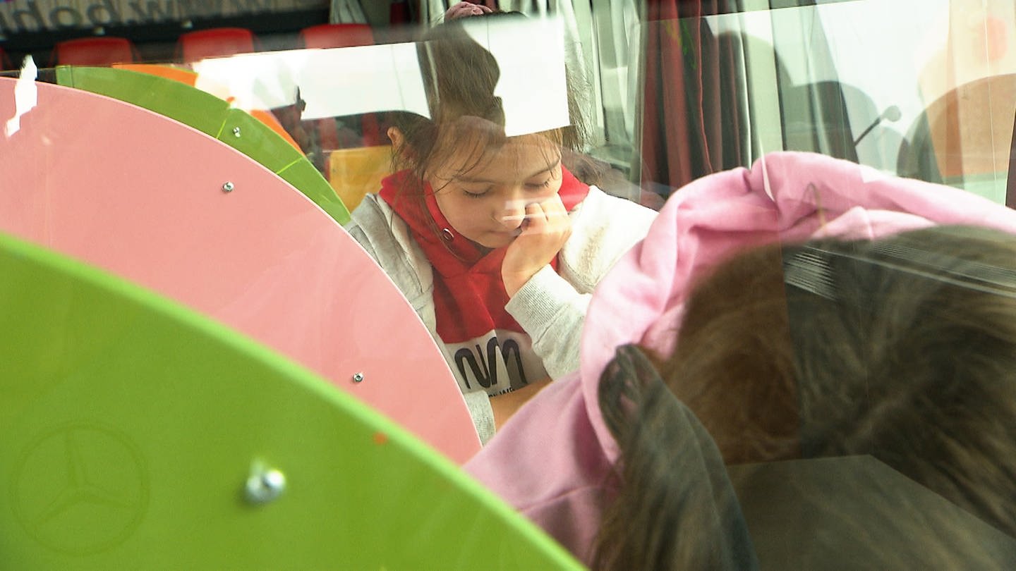 Ein Kind sitzt konentriert im umgebauten Bus (Foto: SWR)