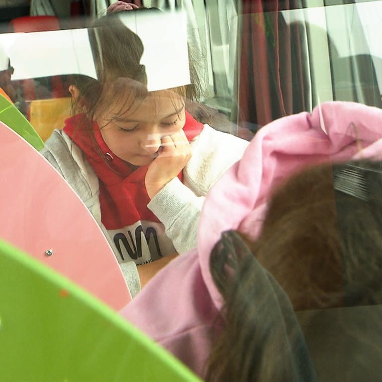 Ein Kind sitzt konentriert im umgebauten Bus (Foto: SWR)