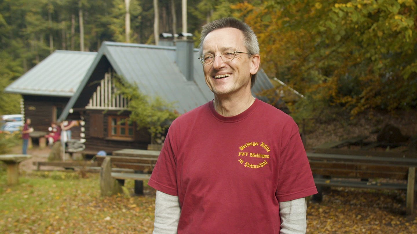 Pfälzerwaldvereinsmitgleid Jürgen Lackas vor der Böchinger Hütte (Foto: SWR)