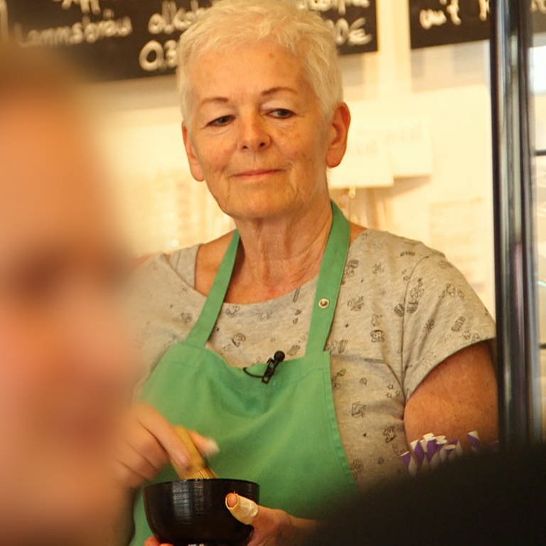 Alte Dame in Café (Foto: SWR)