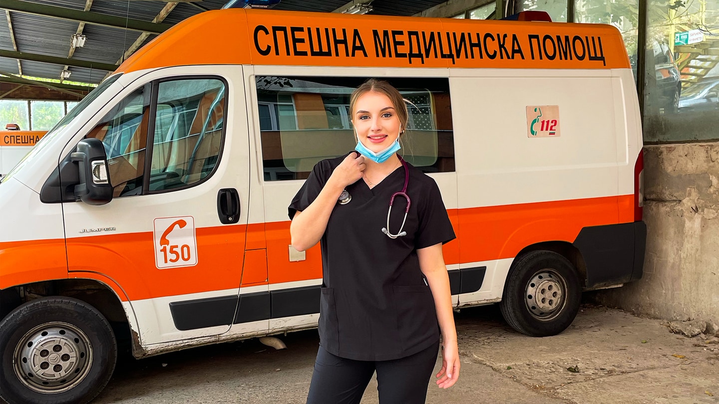 Junge Frau vor bulgarischem Krankenwagen.