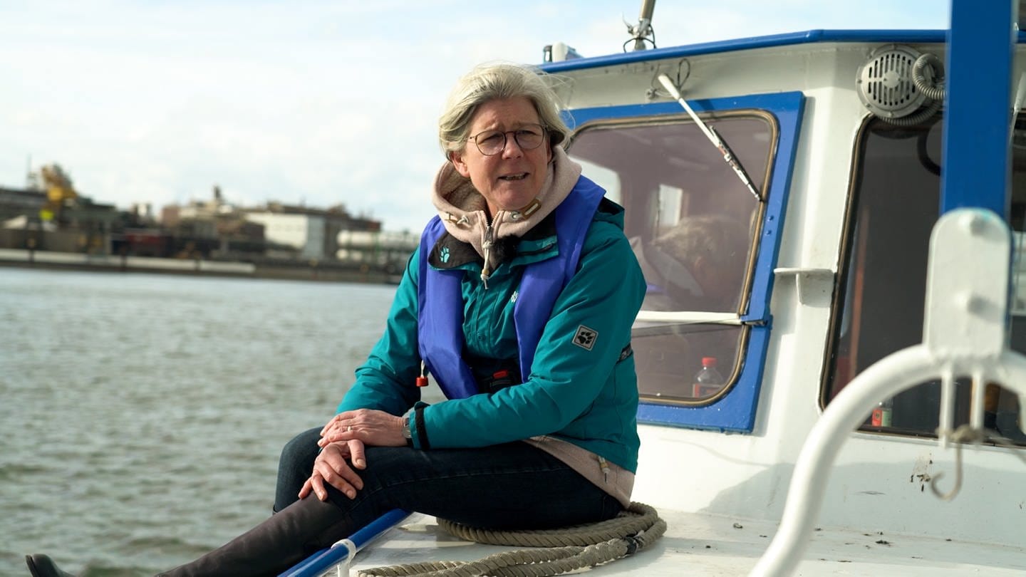 Frau mit blonden Haaren und Brille auf Boot. (Foto: SWR)