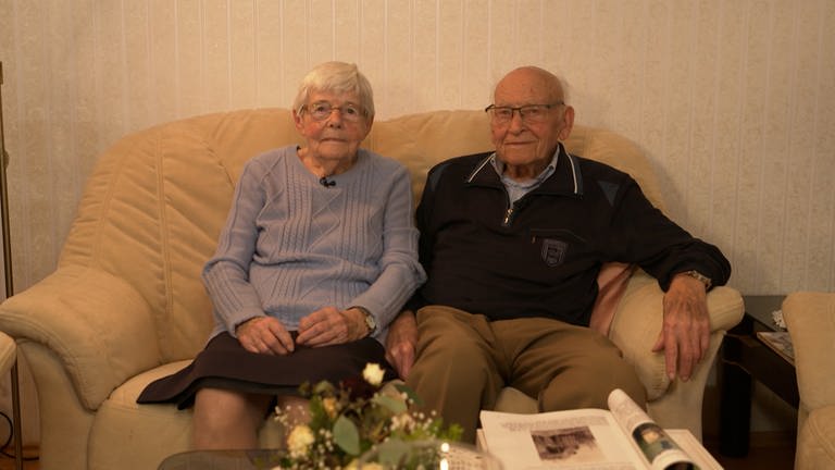 Ein älteres Paar auf der Couch (Foto: SWR)