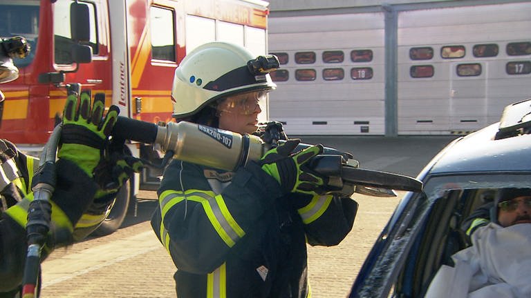Feuerwehrfrau Selina beim Aufschneiden eines Autos  (Foto: SWR)
