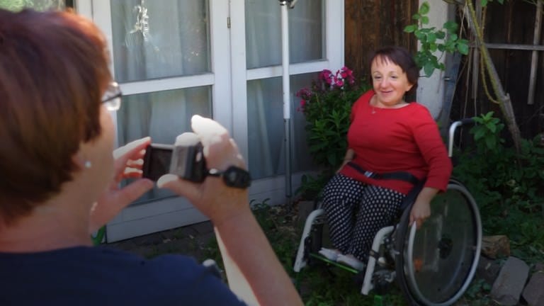 Frau im Rollstuhl vor der Kamera (Foto: SWR)