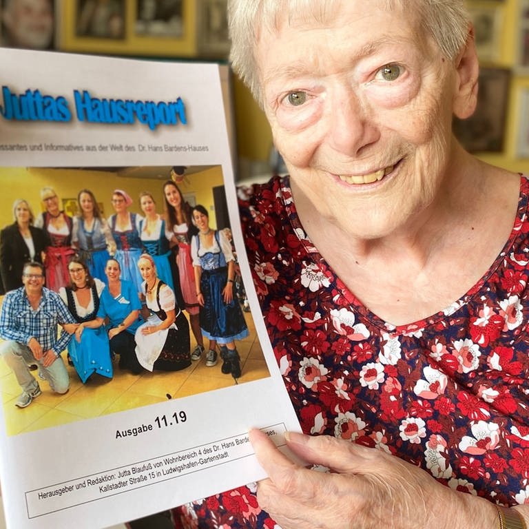 Seniorin Jutta mit ihrem Hausreport-Magazin (Foto: SWR)