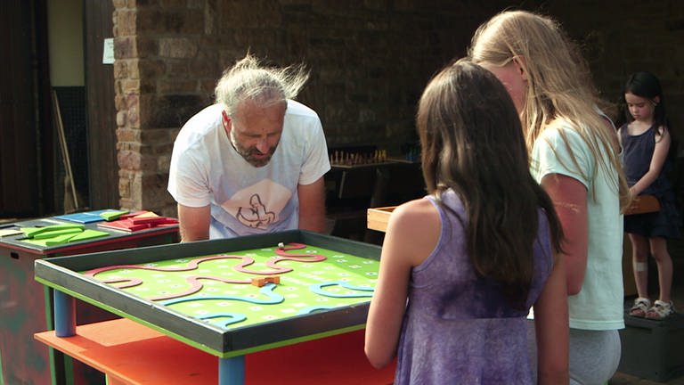 Mit den eigenen Spielen Kinder zu begeistern, ist das Schönste, was sich Spielpädagoge Matthias vorstellen kann (Foto: SWR)