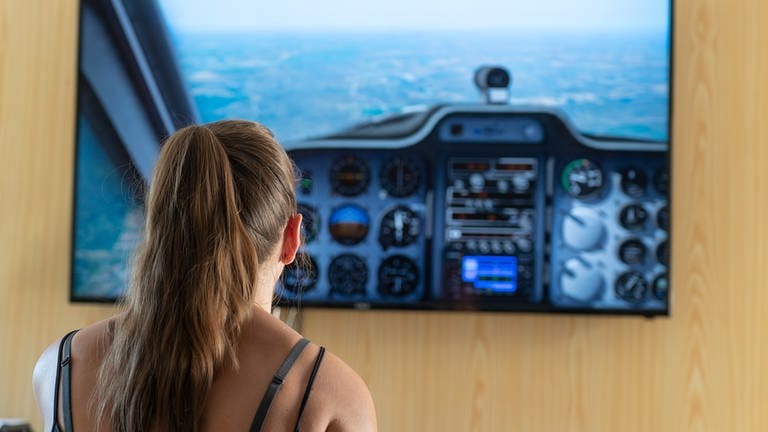 Nina möchte Pilotin werden und probiert das Fliegen beim Women's Day auf dem Flugplatz Bad Dürkheim (Foto: SWR)