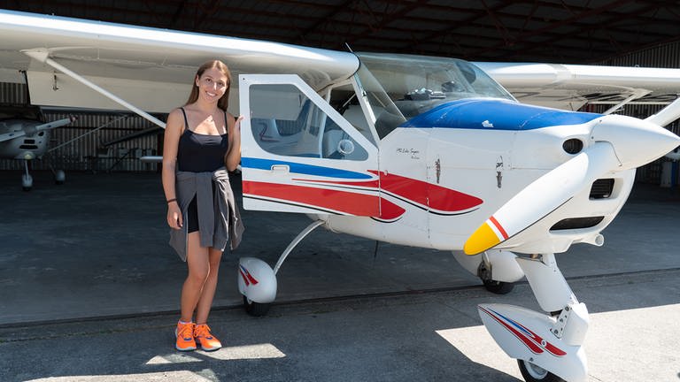 Nina möchte Pilotin werden und probiert das Fliegen beim Women's Day auf dem Flugplatz Bad Dürkheim (Foto: SWR)