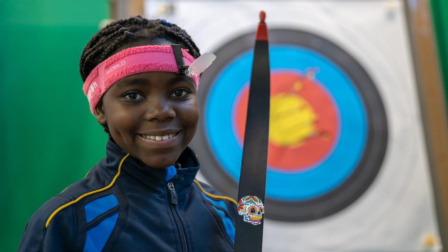 Gabriella (10) mit ihrem Bogen vor der Zielscheibe (Foto: SWR)
