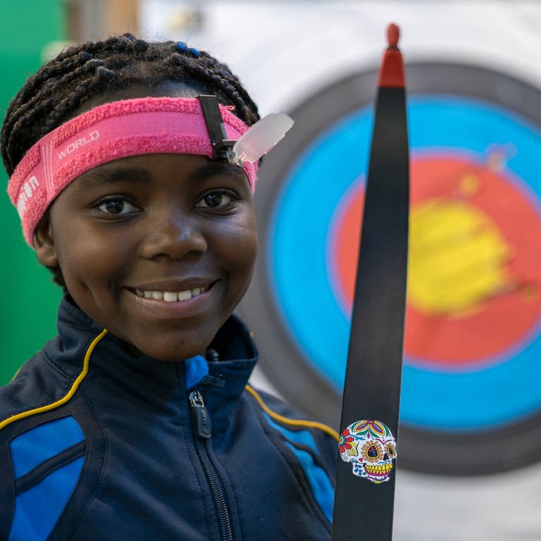 Gabriella (10) mit ihrem Bogen vor der Zielscheibe (Foto: SWR)