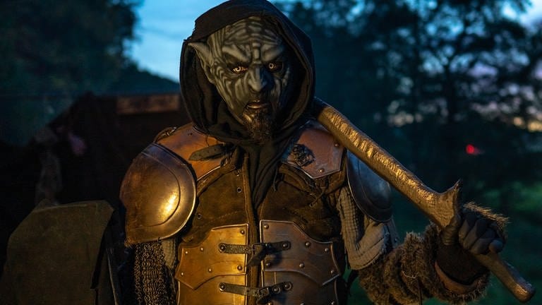 Ein Ork-Krieger sorgt für Angst und Schrecken. Auch die LARP Community kann ihre detailreichen Kostüme präsentieren. (Foto: SWR)