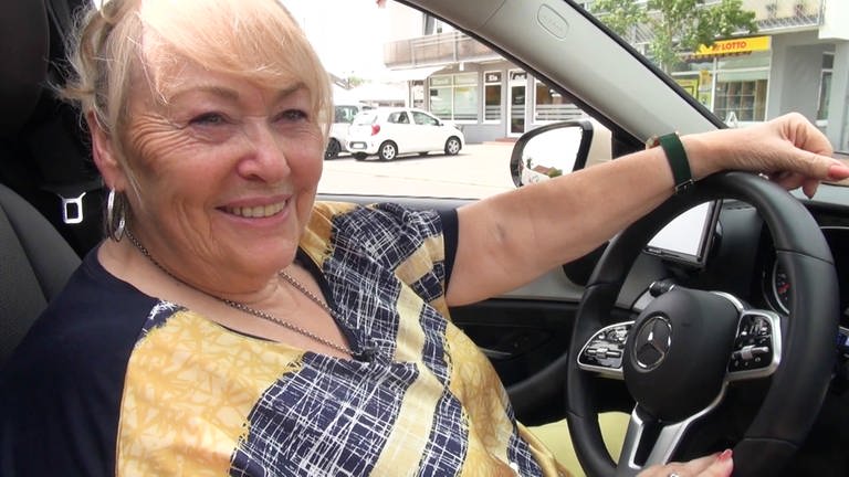 Diese Frau sitzt auch mit 74 noch am Steuer als Taxifahrerin (Foto: SWR)