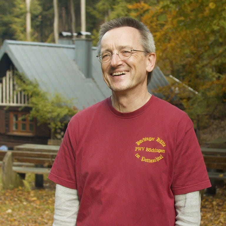 Pfälzerwaldvereinsmitgleid Jürgen Lackas vor der Böchinger Hütte (Foto: SWR)