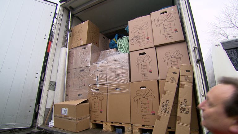 Ein LKW voll mit Umzug Kartons  (Foto: SWR)