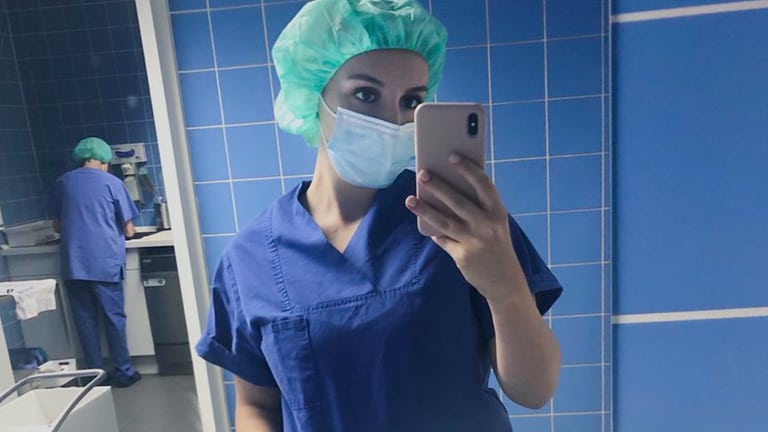 Junge Medizinstudentin mit Haube im OP. (Foto: SWR)