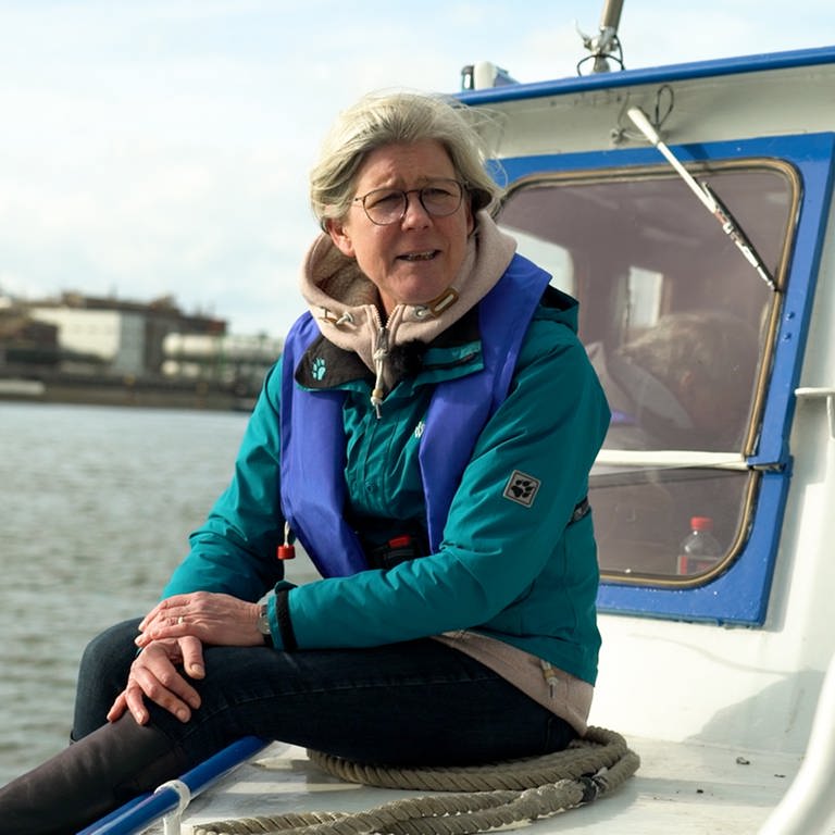 Frau mit blonden Haaren und Brille auf Boot. (Foto: SWR)