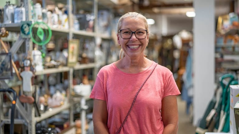 Silke Schulz lacht in die Kamera. Sie bietet Haushaltsauflösungen und Entrümpelungen in Worms an und betreibt dort das „Kaufhaus der Wiederkehr“, wo Secondhandartikel verkauft werden.