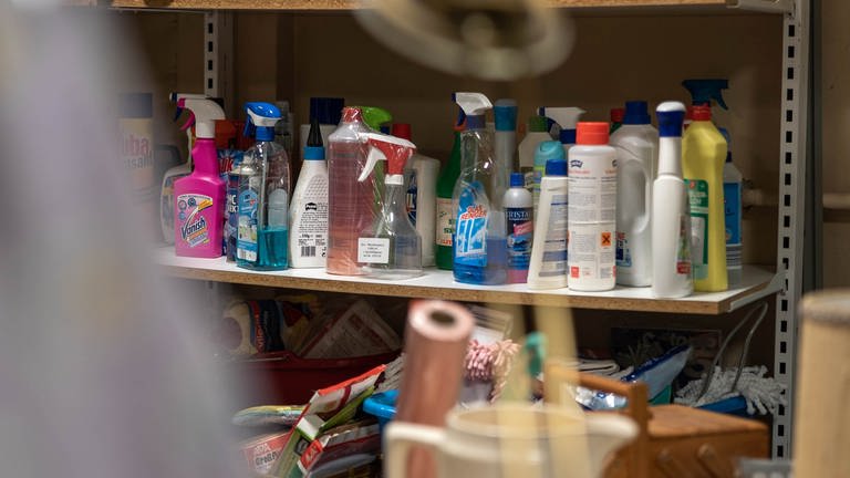 Angebrochene Putzmittel stehen in einem Regal. Im „Kaufhaus der Wiederkehr“ in Worms werden Haushaltsgegenstände gebraucht und günstig weiterverkauft. (Foto: SWR)