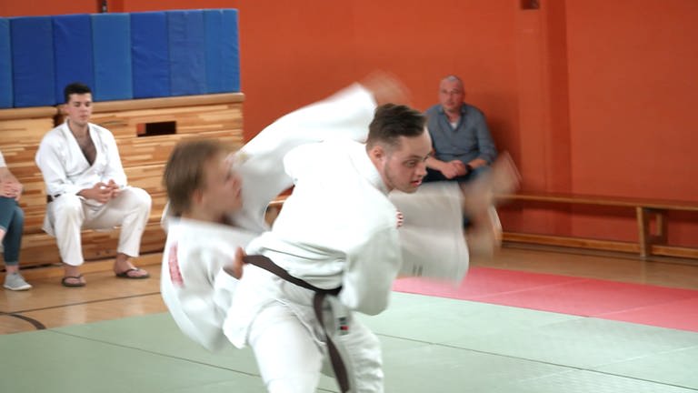 Zwei Judoka kämpfen gegeneinander. (Foto: SWR)