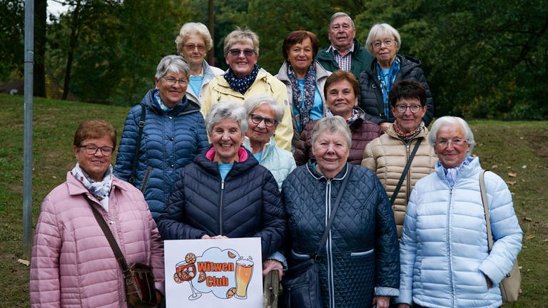 Eine Gruppe älterer Frauen lächelt in die Kamera