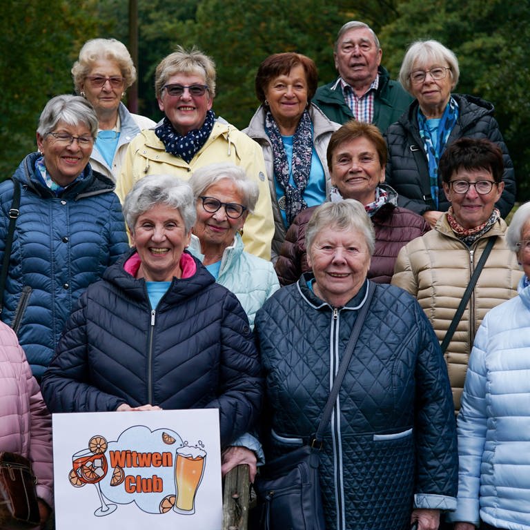 Eine Gruppe älterer Frauen lächelt in die Kamera